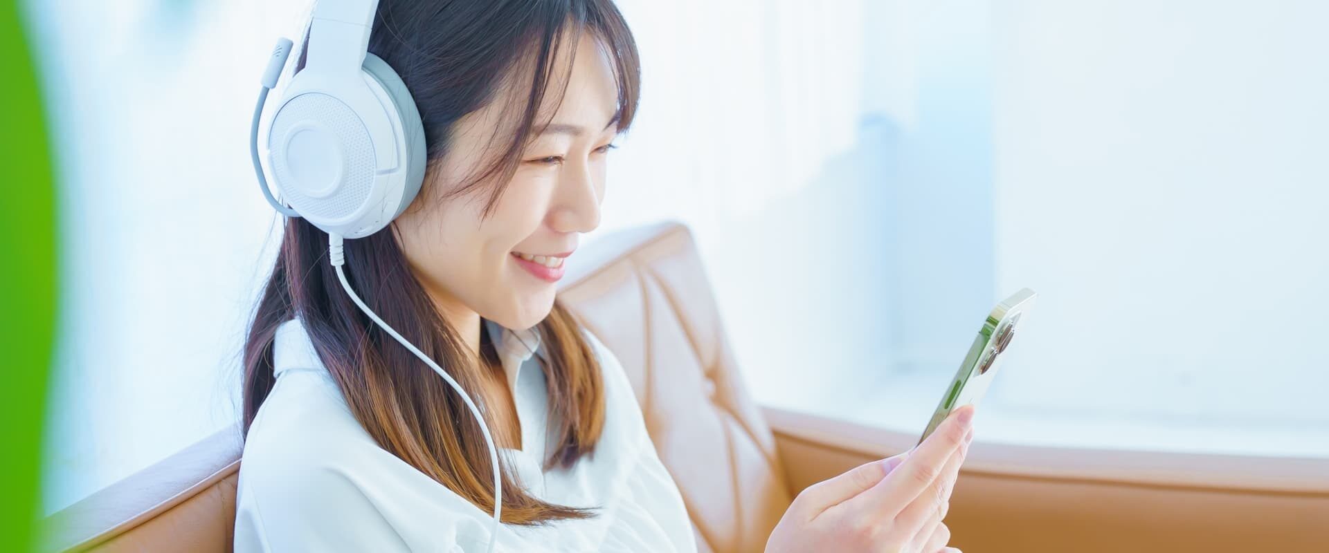 レコチョクで音楽をダウンロードする手順や購入方法、保存先、再生方法を案内するスマホ利用イメージ画像